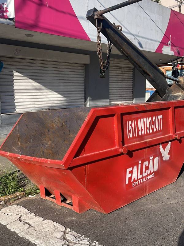 Caçamba entregue em frente a um ponto comercial